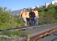 La asociación Enzona de Candelario realiza una marcha senderista por la vía del tren de Béjar